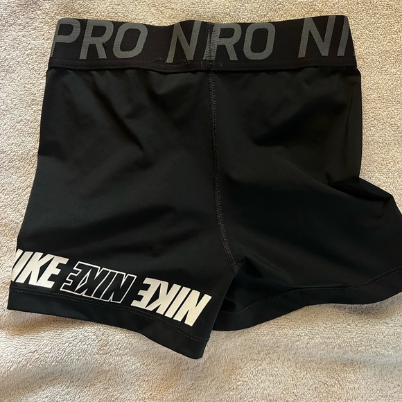 Nike pros with logo around leg size medium - Picture 2 of 3